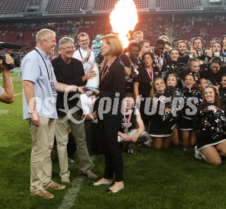 American Football. Austrian Bowl. Swarco Raiders Tirol gegen Giants. Michael Eschlboeck, Landeshauptmann Peter Kaiser, Elisabeth Swarowski. Klagenfurt, am 23.7.2016.
Foto: Kuess
---
pressefotos, pressefotografie, kuess, qs, qspictures, sport, bild, bilder, bilddatenbank