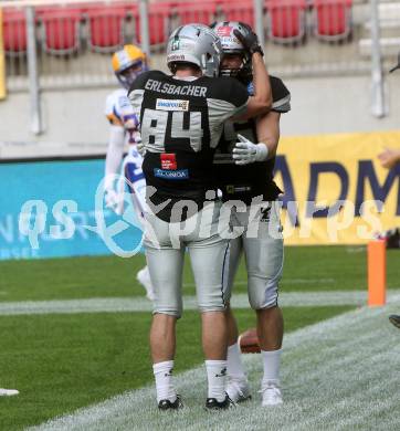 American Football. Austrian Bowl. Swarco Raiders Tirol gegen Giants. Jubel Clemens Erlsbacher, Johannes Winter (Tirol). Klagenfurt, am 23.7.2016.
Foto: Kuess
---
pressefotos, pressefotografie, kuess, qs, qspictures, sport, bild, bilder, bilddatenbank