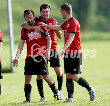 Fussball Kaerntner Liga. Maria Saal gegen Rapid Lienz.  Torjubel Roland Krenn, Aldamir Araujo Da Silva Filho (Maria Saal). Maria Saal, am 10.9.2016.
Foto: Kuess
---
pressefotos, pressefotografie, kuess, qs, qspictures, sport, bild, bilder, bilddatenbank