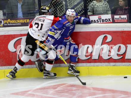 EBEL. Eishockey Bundesliga.  VSV gegen HC Orli Znojmo. Brock McBride, (VSV), Jakub Stehlik  (Znojmo). Villach, am 18.9.2016.
Foto: Kuess 
---
pressefotos, pressefotografie, kuess, qs, qspictures, sport, bild, bilder, bilddatenbank