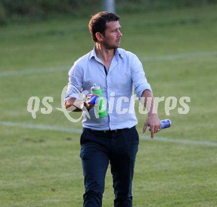 Fussball Kaerntner Liga. Koettmannsdorf gegen Feldkirchen. Coach Auron Miloti (Feldkirchen). Koettmannsdorf, am 25.9.2016.
Foto: Kuess
---
pressefotos, pressefotografie, kuess, qs, qspictures, sport, bild, bilder, bilddatenbank