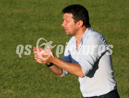 Fussball Kaerntner Liga. Koettmannsdorf gegen Feldkirchen. Coach Auron Miloti (Feldkirchen). Koettmannsdorf, am 25.9.2016.
Foto: Kuess
---
pressefotos, pressefotografie, kuess, qs, qspictures, sport, bild, bilder, bilddatenbank
