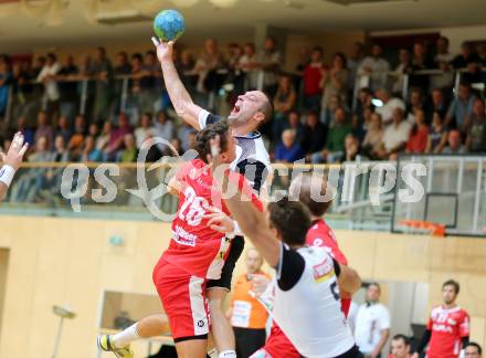 Handball HLA. SC Ferlach gegen HC Hard. Risto Arnaudovski,  (Ferlach), Lukas Herburger (Hard). Ferlach, am 27.9.2016.
Foto: Kuess
---
pressefotos, pressefotografie, kuess, qs, qspictures, sport, bild, bilder, bilddatenbank
