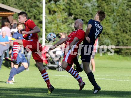 Fussball. 1. Klasse C. Ebental gegen SG KSK-Woerthersee/ATUS Poertschach. Florian Georg Weiss (Ebental), Marcel Kaiser, Tomislav Vrdoljak (SG KSK-Woerthersee/ATUS Poertschach). Ebental, 25.9.2016.
Foto: Kuess
---
pressefotos, pressefotografie, kuess, qs, qspictures, sport, bild, bilder, bilddatenbank