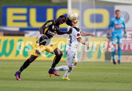 Fussball Bundesliga. RZ Pellets WAC gegen  Altach. Christian Klem (WAC), Nicolas Brice Moumi Ngamaleu (Altach). Wolfsberg, am 1.10.2016.
Foto: Kuess
---
pressefotos, pressefotografie, kuess, qs, qspictures, sport, bild, bilder, bilddatenbank