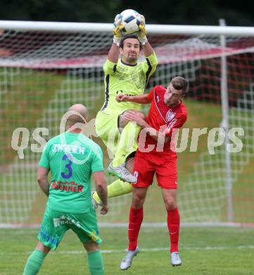 Fussball Kaerntner Liga. ATUS Ferlach gegen Lendorf. Erwin Bajric,  (Ferlach), Michael Zunder (Lendorf). Ferlach, am 8.10.2016.
Foto: Kuess
---
pressefotos, pressefotografie, kuess, qs, qspictures, sport, bild, bilder, bilddatenbank