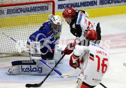 EBEL. Eishockey Bundesliga.  VSV gegen HC TWK Innsbruck Die Haie. Olivier Roy, (VSV), Andrew Clark (Innsbruck). Villach, am 14.10.2016.
Foto: Kuess 
---
pressefotos, pressefotografie, kuess, qs, qspictures, sport, bild, bilder, bilddatenbank