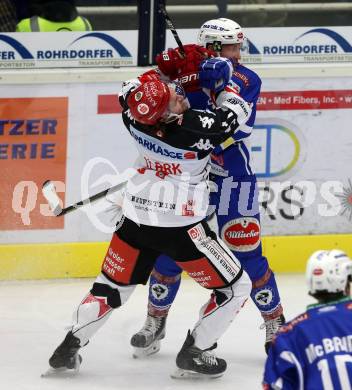 EBEL. Eishockey Bundesliga.  VSV gegen HC TWK Innsbruck Die Haie. Dustin Johner, (VSV), Andrew Clark  (Innsbruck). Villach, am 14.10.2016.
Foto: Kuess 
---
pressefotos, pressefotografie, kuess, qs, qspictures, sport, bild, bilder, bilddatenbank