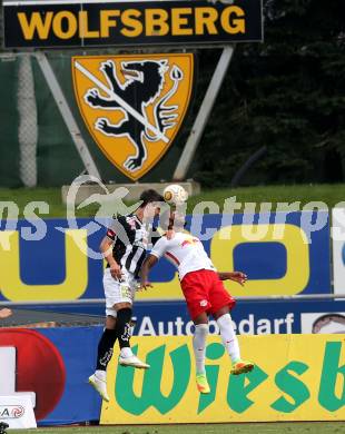 Fussball Bundesliga. RZ Pellets WAC gegen  FC Red Bull Salzburg. Mihret Topcagic,  (WAC), Jonathan Doin (Salzburg). Wolfsberg, am 15.10.2016.
Foto: Kuess
---
pressefotos, pressefotografie, kuess, qs, qspictures, sport, bild, bilder, bilddatenbank