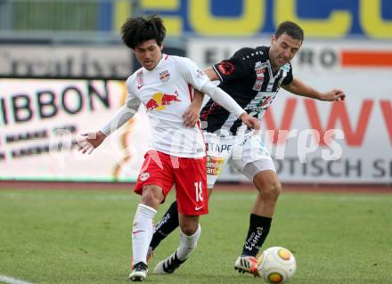 Fussball Bundesliga. RZ Pellets WAC gegen  FC Red Bull Salzburg. Joachim Standfest,  (WAC), Takumi Minamino (Salzburg). Wolfsberg, am 15.10.2016.
Foto: Kuess
---
pressefotos, pressefotografie, kuess, qs, qspictures, sport, bild, bilder, bilddatenbank