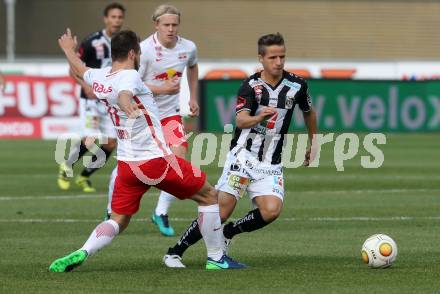 Fussball Bundesliga. RZ Pellets WAC gegen  FC Red Bull Salzburg. Gerald Nutz,  (WAC), Andreas Ulmer (Salzburg). Wolfsberg, am 15.10.2016.
Foto: Kuess
---
pressefotos, pressefotografie, kuess, qs, qspictures, sport, bild, bilder, bilddatenbank