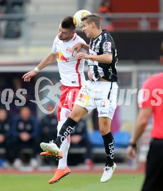 Fussball Bundesliga. RZ Pellets WAC gegen  FC Red Bull Salzburg. Gerald Nutz,  (WAC), Valon Berisha (Salzburg). Wolfsberg, am 15.10.2016.
Foto: Kuess
---
pressefotos, pressefotografie, kuess, qs, qspictures, sport, bild, bilder, bilddatenbank