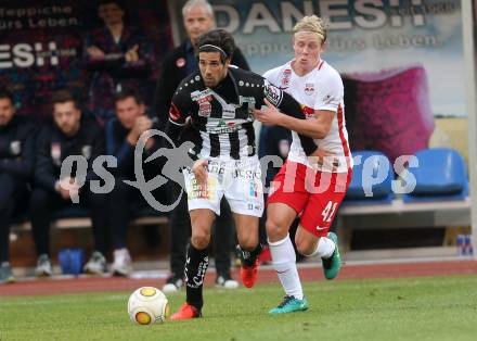 Fussball Bundesliga. RZ Pellets WAC gegen  FC Red Bull Salzburg. Jacobo Maria Ynclan Pajares,  (WAC), Xaver Schlager (Salzburg). Wolfsberg, am 15.10.2016.
Foto: Kuess
---
pressefotos, pressefotografie, kuess, qs, qspictures, sport, bild, bilder, bilddatenbank