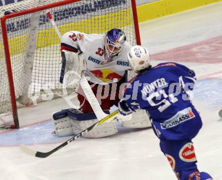 EBEL. Eishockey Bundesliga. VSV gegen EC Red Bull Salzburg. Eric Hunter,  (VSV), Luka Gracnar (Salzburg). Villach, am 18.10.2016.
Foto: Kuess

---
pressefotos, pressefotografie, kuess, qs, qspictures, sport, bild, bilder, bilddatenbank