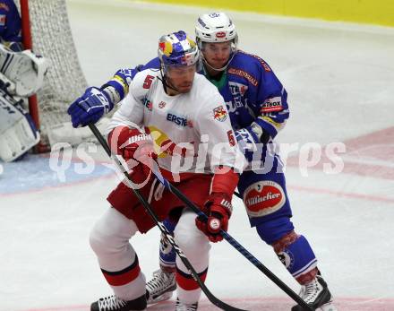 EBEL. Eishockey Bundesliga. VSV gegen EC Red Bull Salzburg. Kevin Wehrs, (VSV), Thomas Raffl (Salzburg). Villach, am 18.10.2016.
Foto: Kuess

---
pressefotos, pressefotografie, kuess, qs, qspictures, sport, bild, bilder, bilddatenbank