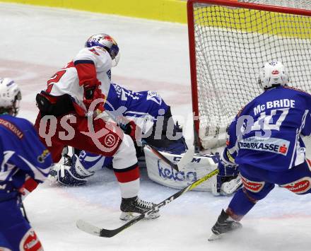EBEL. Eishockey Bundesliga. VSV gegen EC Red Bull Salzburg. Brock McBride, Lukas Herzog, (VSV), Alexander Cijan  (Salzburg). Villach, am 18.10.2016.
Foto: Kuess

---
pressefotos, pressefotografie, kuess, qs, qspictures, sport, bild, bilder, bilddatenbank