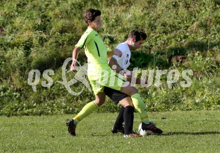 Fussball 2. Klasse E. Haimburg/Diex gegen Frantschach. Peter Ambrosch,  (Haimburg/Diex), Alexander Johannes Poms (Frantschach). Haimburg, am 23.10.2016.
Foto: Kuess
---
pressefotos, pressefotografie, kuess, qs, qspictures, sport, bild, bilder, bilddatenbank