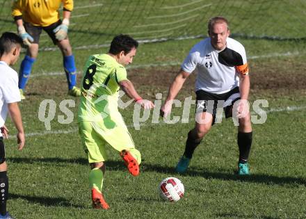 Fussball 2. Klasse E. Haimburg/Diex gegen Frantschach. Michael Brunner,  (Haimburg/Diex), Daniel Hanschitz (Frantschach). Haimburg, am 23.10.2016.
Foto: Kuess
---
pressefotos, pressefotografie, kuess, qs, qspictures, sport, bild, bilder, bilddatenbank
