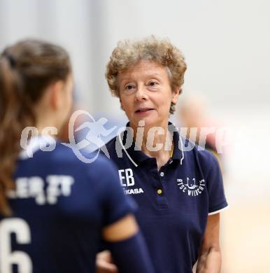 Volleyball. AVL 1. Bundesliga. ATSC KELAG Wildcats.  Trainerin Eva Brodyova (Wildcats). Klagenfurt, 5.11.2015.
Foto: Kuess

---
pressefotos, pressefotografie, kuess, qs, qspictures, sport, bild, bilder, bilddatenbank