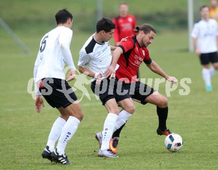 Fussball. Kaerntner Liga. Maria Saal gegen Spittal. Hannes Christian Pickl (Maria Saal), Rafael Graf, Mario Dadic (Spittal). Maria Saal, 5.11.2016.
Foto: Kuess
---
pressefotos, pressefotografie, kuess, qs, qspictures, sport, bild, bilder, bilddatenbank