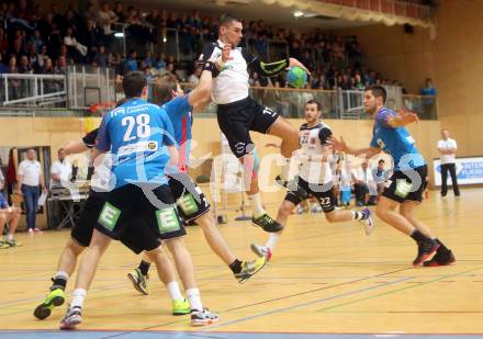 HLA. Handball Bundesliga. SC Ferlach gegen Union JURI Leoben.  Nemanja Malovic,  (Ferlach), Andreas Schwarz (Leoben). Ferlach, am 11.11.2016.
Foto: Kuess

---
pressefotos, pressefotografie, kuess, qs, qspictures, sport, bild, bilder, bilddatenbank