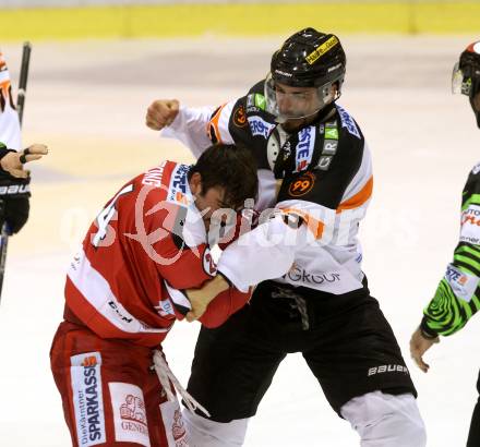 EBEL. Eishockey Bundesliga. KAC gegen 	Moser Medical Graz99ers. Steven Strong,  (KAC), Matthew Pelech (Graz). Klagenfurt, am 11.11.2016.
Foto: Kuess

---
pressefotos, pressefotografie, kuess, qs, qspictures, sport, bild, bilder, bilddatenbank