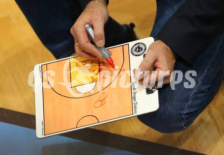 Basketball 2. Bundesliga. GD 6. Runde. KOS Celovec gegen Woerthersee Piraten. Feature. Taktiktafel. Klagenfurt, am 12.11.2016.
Foto: Kuess
---
pressefotos, pressefotografie, kuess, qs, qspictures, sport, bild, bilder, bilddatenbank