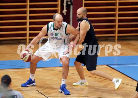 Basketball 2. Bundesliga. GD 6. Runde. KOS Celovec gegen Woerthersee Piraten. Vjeran Soldo,  (KOS Celovec), Joachim Buggelsheim (Woerthersee Piraten). Klagenfurt, am 12.11.2016.
Foto: Kuess
---
pressefotos, pressefotografie, kuess, qs, qspictures, sport, bild, bilder, bilddatenbank