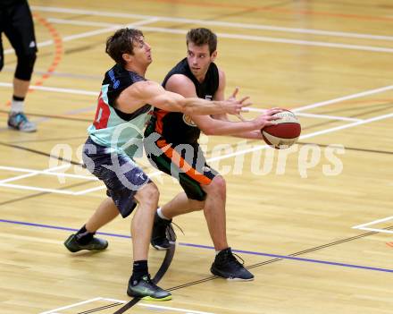 Basketball 2. Bundesliga. GD 7. Runde. Raiders Villach gegen Basket Flames.  Simon Finzgar (Villach), Christian Kuenstner (Basket Flames). Villach, am 20.11.2016.
Foto: Kuess
---
pressefotos, pressefotografie, kuess, qs, qspictures, sport, bild, bilder, bilddatenbank