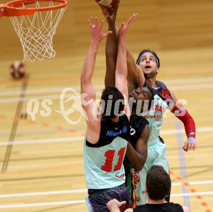 Basketball 2. Bundesliga. GD 7. Runde. Raiders Villach gegen Basket Flames.  Eric Rhinehart, Marko Kolaric, (Villach), Misangumukini Maximilian (Basket Flames). Villach, am 20.11.2016.
Foto: Kuess
---
pressefotos, pressefotografie, kuess, qs, qspictures, sport, bild, bilder, bilddatenbank