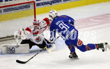 EBEL. Eishockey Bundesliga. VSV gegen	HC Orli Znojmo. Miha Verlic,  (VSV), Marek Schwarz (Znojmo). Villach, am 25.11.2016.
Foto: Kuess

---
pressefotos, pressefotografie, kuess, qs, qspictures, sport, bild, bilder, bilddatenbank