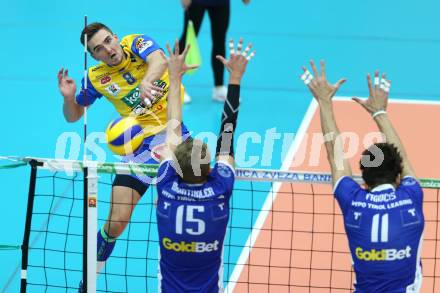 Volleyball Bundesliga. SK Posojilnica Aich/Dob gegen Hypo Tirol. Peter Mlynarcik (Aich/Dob), Niklas Kronthaler, Pedro Frances (Hypo Tirol). Bleiburg, 1.12.2016.
Foto: Kuess 
---
pressefotos, pressefotografie, kuess, qs, qspictures, sport, bild, bilder, bilddatenbank