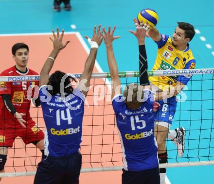 Volleyball Bundesliga. SK Posojilnica Aich/Dob gegen Hypo Tirol. Anton Lukas Menner (Aich/Dob), Douglas Duarte Da Silva, Niklas Kronthaler  (Hypo Tirol). Bleiburg, 1.12.2016.
Foto: Kuess 
---
pressefotos, pressefotografie, kuess, qs, qspictures, sport, bild, bilder, bilddatenbank