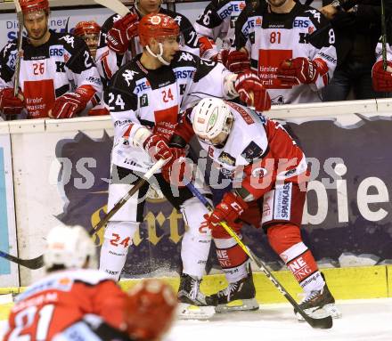 EBEL. Eishockey Bundesliga. KAC gegen 	HC TWK Innsbruck, Die Haie. Thomas Koch  (KAC), Florian Pedevilla (Innsbruck). Klagenfurt, am 9.12.2016.
Foto: Kuess

---
pressefotos, pressefotografie, kuess, qs, qspictures, sport, bild, bilder, bilddatenbank