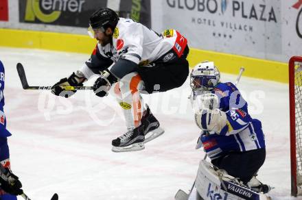 EBEL. Eishockey Bundesliga. VSV gegen	Dornbirner Eishockey Club. Olivier Roy, (VSV), Matt Siddall (Dornbirn). Villach, am 9.12.2016.
Foto: Kuess

---
pressefotos, pressefotografie, kuess, qs, qspictures, sport, bild, bilder, bilddatenbank