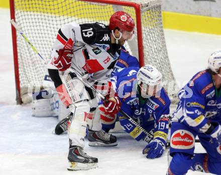 EBEL. Eishockey Bundesliga. VSV gegen	HC TWK Innsbruck, Die Haie. Stefan Bacher,  (VSV), Tyler Spurgeon (Innsbruck). Villach, am 16.12.2016.
Foto: Kuess

---
pressefotos, pressefotografie, kuess, qs, qspictures, sport, bild, bilder, bilddatenbank