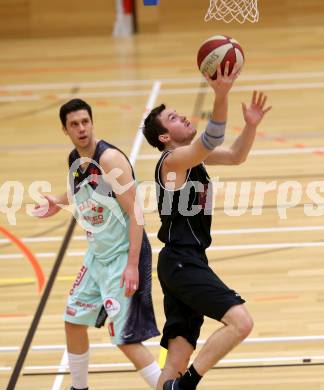 Basketball 2. Bundesliga. GD11. Runde. Raiders Villach gegen Woerthersee Piraten. Eric Rhinehart,  (Villach), Jan Arne Apschner (Woerthersee Piraten). Villach, am 17.12.2016.
Foto: Kuess
---
pressefotos, pressefotografie, kuess, qs, qspictures, sport, bild, bilder, bilddatenbank