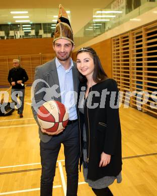 Basketball 2. Bundesliga. GD11. Runde. Raiders Villach gegen Woerthersee Piraten.  Das Villacher Faschingsprinzenpaar. Alexander Wrussnig und Valentina Kaspitz. Villach, am 17.12.2016.
Foto: Kuess
---
pressefotos, pressefotografie, kuess, qs, qspictures, sport, bild, bilder, bilddatenbank