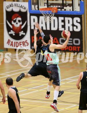 Basketball 2. Bundesliga. GD11. Runde. Raiders Villach gegen Woerthersee Piraten. Eric Rhinehart,  (Villach), Jan Arne Apschner (Woerthersee Piraten). Villach, am 17.12.2016.
Foto: Kuess
---
pressefotos, pressefotografie, kuess, qs, qspictures, sport, bild, bilder, bilddatenbank