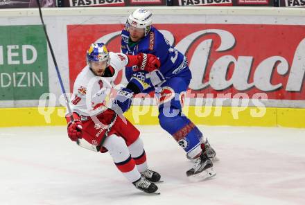 EBEL. Eishockey Bundesliga. VSV gegen	EC Red Bull Salzburg	. Jan Urbas,  (VSV), Raphael Herburger (Salzburg). Villach, am 20.12.2016.
Foto: Kuess

---
pressefotos, pressefotografie, kuess, qs, qspictures, sport, bild, bilder, bilddatenbank