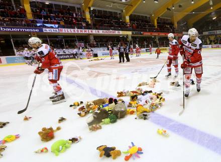 EBEL. Eishockey Bundesliga. KAC gegen 	HDD Olimpija Ljubljana. Teddybeartoss. Steven Strong, Thomas Hundertpfund, Ziga Pance (KAC). Klagenfurt, am 23.12.2016.
Foto: Kuess

---
pressefotos, pressefotografie, kuess, qs, qspictures, sport, bild, bilder, bilddatenbank
