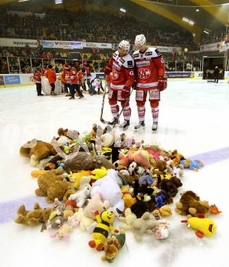 EBEL. Eishockey Bundesliga. KAC gegen 	HDD Olimpija Ljubljana. Teddybeartoss. Matthew Neal, Marco Richter (KAC). Klagenfurt, am 23.12.2016.
Foto: Kuess

---
pressefotos, pressefotografie, kuess, qs, qspictures, sport, bild, bilder, bilddatenbank