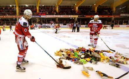 EBEL. Eishockey Bundesliga. KAC gegen 	HDD Olimpija Ljubljana. Teddybeartoss. Mark Hurturbise,   (KAC). Klagenfurt, am 23.12.2016.
Foto: Kuess

---
pressefotos, pressefotografie, kuess, qs, qspictures, sport, bild, bilder, bilddatenbank
