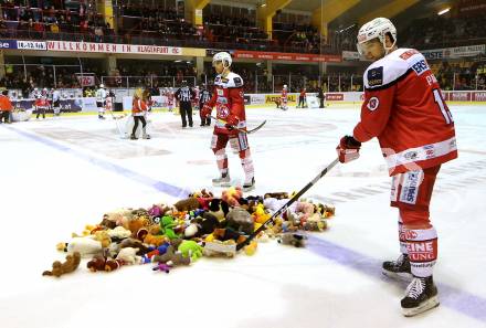 EBEL. Eishockey Bundesliga. KAC gegen 	HDD Olimpija Ljubljana. Teddybeartoss. Ziga Pance (KAC). Klagenfurt, am 23.12.2016.
Foto: Kuess

---
pressefotos, pressefotografie, kuess, qs, qspictures, sport, bild, bilder, bilddatenbank