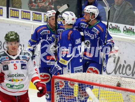 EBEL. Eishockey Bundesliga. VSV gegen	HCB Suedtirol Alperia. Torjubel Corey Locke, Dustin Johner, Jan Urbas (VSV). Villach, am 26.12.2016.
Foto: Kuess

---
pressefotos, pressefotografie, kuess, qs, qspictures, sport, bild, bilder, bilddatenbank