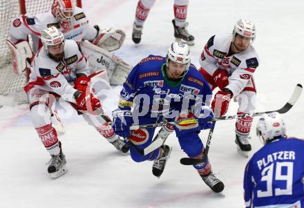 EBEL. Eishockey Bundesliga. VSV gegen	KAC. Eric Hunter,  (VSV), Martin Schumnig, Mitja Robar (KAC). Villach, am 28.12.2016.
Foto: Kuess

---
pressefotos, pressefotografie, kuess, qs, qspictures, sport, bild, bilder, bilddatenbank