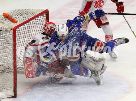 EBEL. Eishockey Bundesliga. VSV gegen	KAC. Markus Schlacher,  (VSV), Tomas Duba (KAC). Villach, am 28.12.2016.
Foto: Kuess

---
pressefotos, pressefotografie, kuess, qs, qspictures, sport, bild, bilder, bilddatenbank