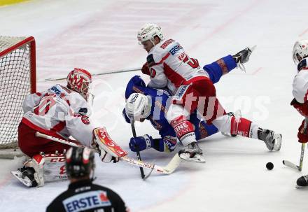 EBEL. Eishockey Bundesliga. VSV gegen	KAC. Jan Urbas,  (VSV), Kevin Kapstad, Tomas Duba (KAC). Villach, am 28.12.2016.
Foto: Kuess

---
pressefotos, pressefotografie, kuess, qs, qspictures, sport, bild, bilder, bilddatenbank