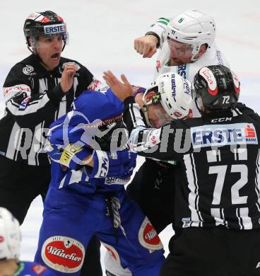 EBEL. Eishockey Bundesliga. VSV gegen	HDD Olimpija Ljubljana. Eric Hunter,  (VSV), Bostjan Groznik (Laibach). Villach, am 30.12.2016.
Foto: Kuess

---
pressefotos, pressefotografie, kuess, qs, qspictures, sport, bild, bilder, bilddatenbank