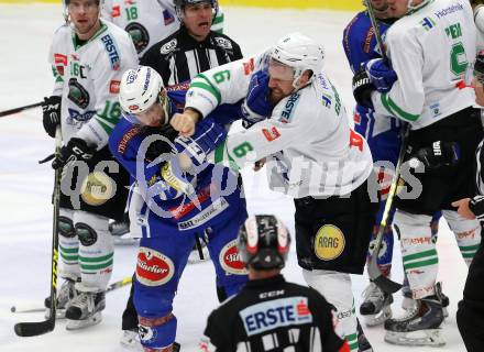 EBEL. Eishockey Bundesliga. VSV gegen	HDD Olimpija Ljubljana. Eric Hunter,  (VSV), Bostjan Groznik (Laibach). Villach, am 30.12.2016.
Foto: Kuess

---
pressefotos, pressefotografie, kuess, qs, qspictures, sport, bild, bilder, bilddatenbank